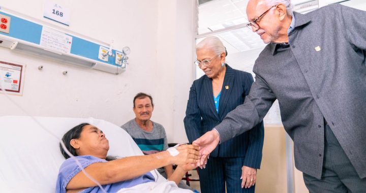 Beatriz Estrada y Miguel Ángel Navarro acompañan a familias beneficiadas con cirugías de rodilla y cadera .