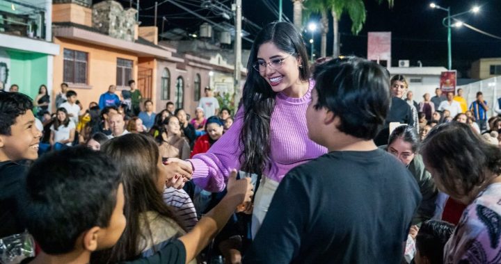 Geraldine le lleva alegría navideña a la colonia Infonavit El Tecolote .