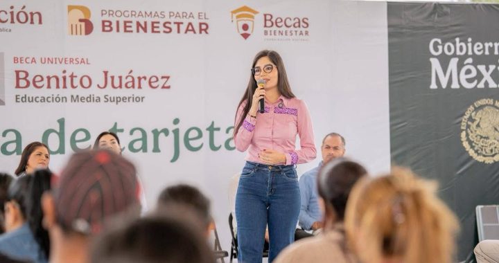 Geraldine Ponce asiste al arranque de entrega de Becas Benito Juárez en Tepic.
