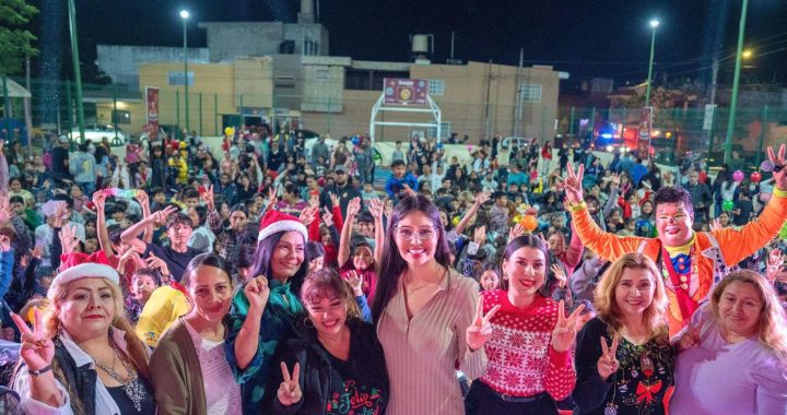 Geraldine lleva alegría con posada navideña al fraccionamiento Jacaranda.