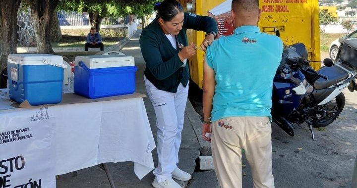 Llama IMSS Nayarit a la población a acudir a Macrocentros de Vacunación .