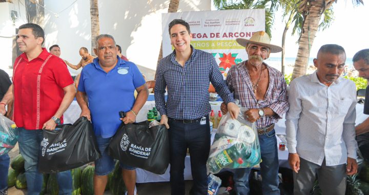 Entrega Héctor Santana arcones navideños al sector pesquero de Bahía de Banderas.