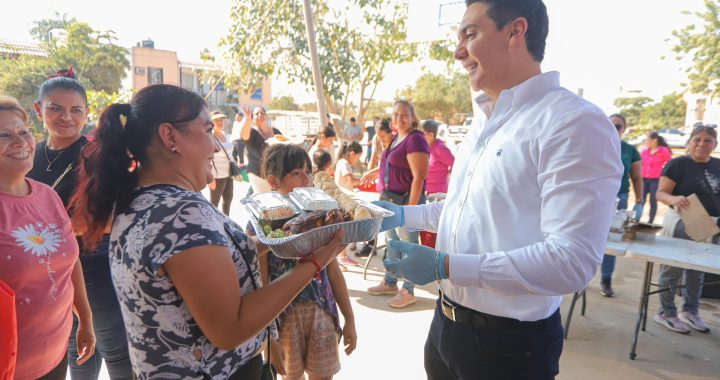 Héctor Santana entregó más de mil cenas navideñas a familias de Bahía de Banderas.