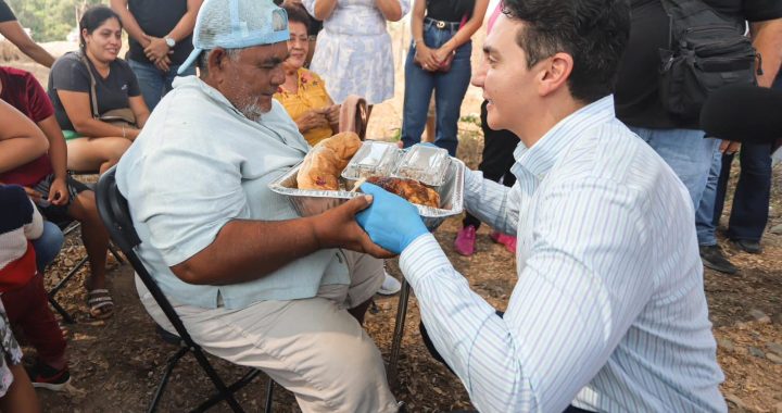 Héctor Santana entrega miles de Cenas de Fin de Año a familias de Bahía de Banderas.