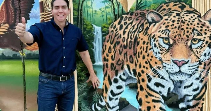 Héctor Santana entrega murales en la avenida principal de La Misión.