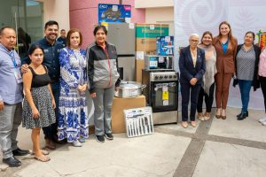 Entrega Beatriz Estrada equipamiento para Centros de Asistencia Social.