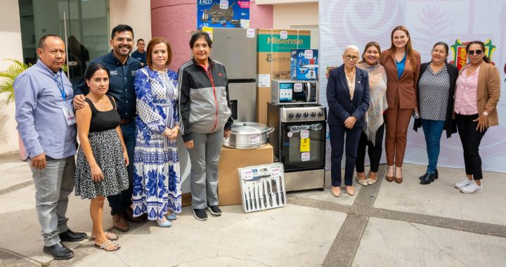 Entrega Beatriz Estrada equipamiento para Centros de Asistencia Social.