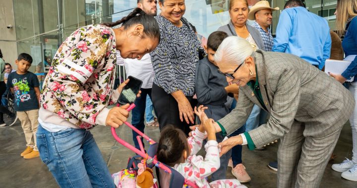 Familias agradecen a Beatriz Estrada por apoyos del programa Cuidando tu Bienestar.