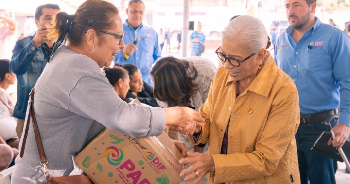 Beatriz Estrada acerca apoyos y servicios a familias de la colonia El Rodeo.