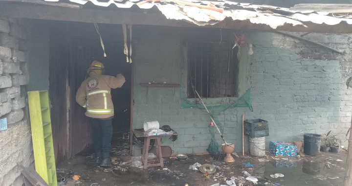Bomberos Estatales acuden a un reporte de incendio de casa habitación en San Blas.