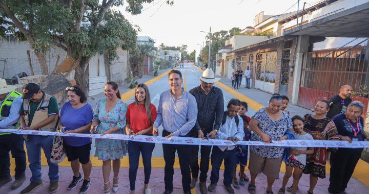 Inaugura Héctor Santana la calle Leopoldo Saldaña en Bucerías.