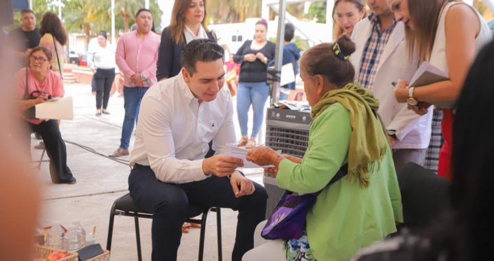 En la segunda Audiencia Ciudadana del 2026;Héctor Santana escucha de frente a vecinos de la colonia Las Brisas en Bucerías.