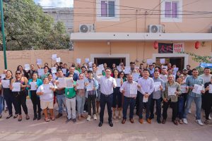 Héctor Santana y trabajadores del Ayuntamiento de Bahía de Banderas cumplen con el pago del predial.