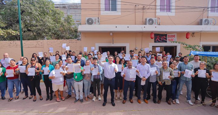 Héctor Santana y trabajadores del Ayuntamiento de Bahía de Banderas cumplen con el pago del predial.