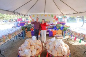 Con el apoyo de Héctor Santana y Margui Zúñiga; El Mercadito llegó al Fraccionamiento Azul Turquesa.