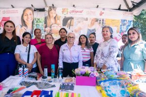 Beatriz Estrada acerca bienestar integral a familias de la colonia Puerta de la Laguna, en Tepic.