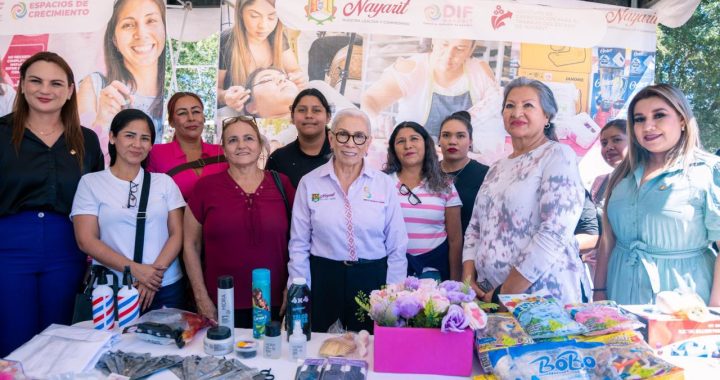 Beatriz Estrada acerca bienestar integral a familias de la colonia Puerta de la Laguna, en Tepic.