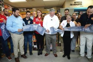 Gobierno de Nayarit impulsa consumo local con exhibidor “Nayarit Produce” en tiendas OXXO.