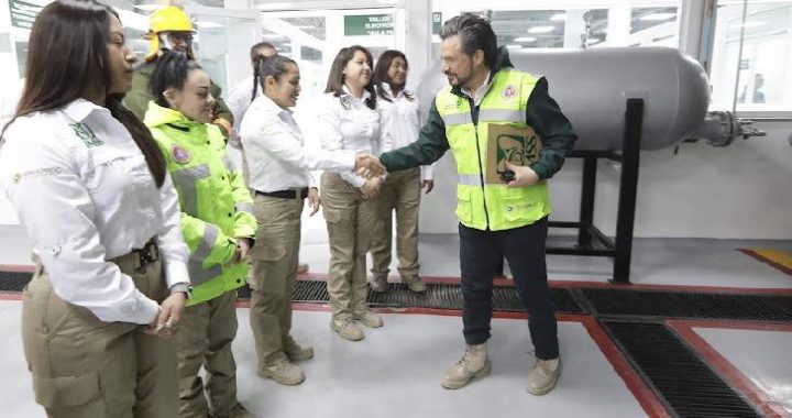 Zoé Robledo encabeza entrega de más de 100 mil uniformes y equipos de protección civil para brigadistas del IMSS.