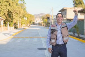 Héctor Santana entregó nueva avenida en Higuera Blanca, anuncia más obra y agua para el poblado.
