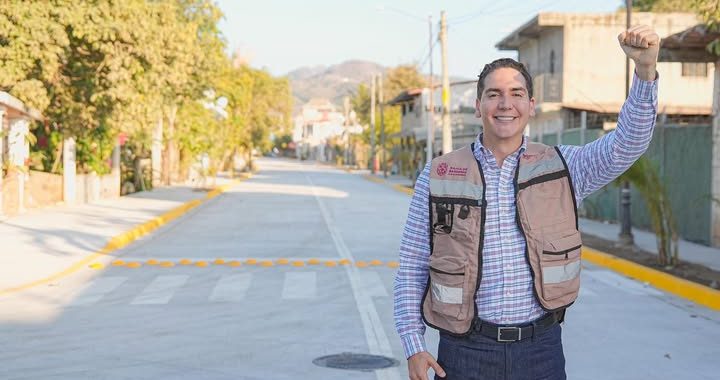 Héctor Santana entregó nueva avenida en Higuera Blanca, anuncia más obra y agua para el poblado.