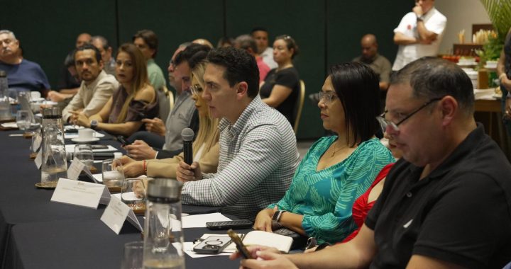 Héctor Santana reafirma compromiso con la seguridad en Bahía de Banderas.