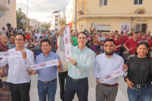 Héctor Santana entrega la nueva calle Constitucional en Mezcales.