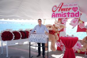 Héctor Santana celebra el 14 de febrero con la «Tómbola del Amor».