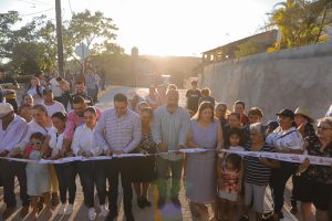 Inaugura Héctor Santana la calle Guerrero en El Colomo.