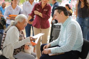 Héctor Santana atiende de frente a vecinos de Santa Fe en Audiencia Ciudadana.