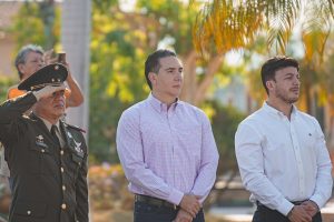 Héctor Santana conmemora el Día de la Bandera con ceremonia cívica.