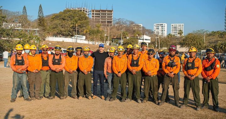 Brigada interinstitucional refuerza labores para sofocar incendio en La Cruz de Huanacaxtle.