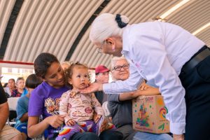 Brinda Beatriz Estrada bienestar a las familias de la colonia Los Sauces, en Tepic.