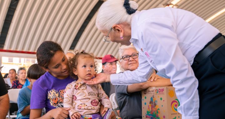 Brinda Beatriz Estrada bienestar a las familias de la colonia Los Sauces, en Tepic.
