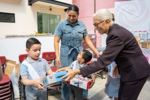 Con la entrega de apoyos, Beatriz Estrada devuelve esperanza a quienes más lo necesitan.