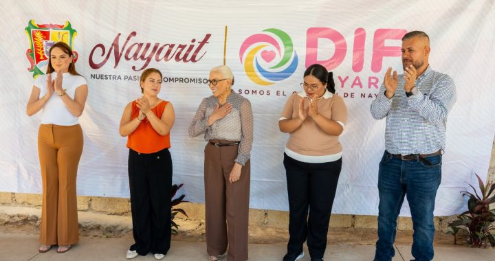 Entrega Beatriz Estrada bienestar a niñas y niños de Huaynamota, municipio de San Blas.