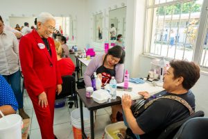 Beatriz Estrada dedica día de spa a mujeres adultas mayores.