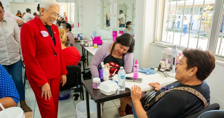 Beatriz Estrada dedica día de spa a mujeres adultas mayores.