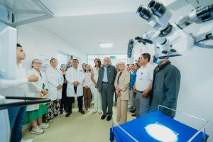 Miguel Ángel Navarro fortalece servicios médicos con primer microscopio quirúrgico de alta especialidad.