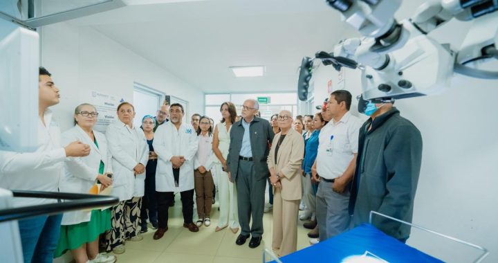 Miguel Ángel Navarro fortalece servicios médicos con primer microscopio quirúrgico de alta especialidad.
