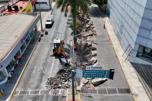 Avanzan trabajos de renovación en la avenida Jacarandas de Tepic.