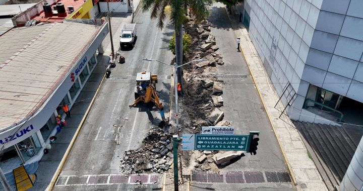 Avanzan trabajos de renovación en la avenida Jacarandas de Tepic.