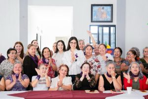 Geraldine Ponce reconoce la lucha y legado de mujeres de la tercera edad en Tepic.