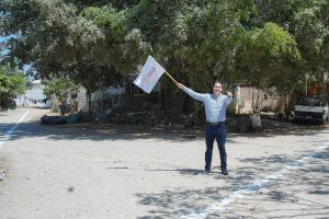 Héctor Santana arranca obra de la calle de ingreso al Fraccionamiento Las Conchas.