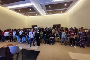 Héctor Santana impulsa la preparación integral de jóvenes deportistas con el taller “Mentalidad de Podium”.