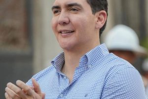 Héctor Santana anuncia construcción de nueva calle en La Misión.