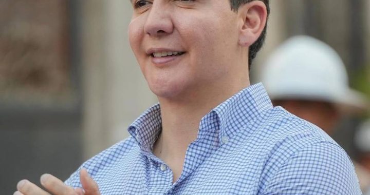 Héctor Santana anuncia construcción de nueva calle en La Misión.