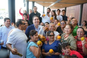 Héctor Santana regresa de Los Ángeles tras gira de trabajo en favor de Bahía de Banderas.