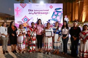 Geraldin Ponce Celebra a artesanas y artesanos en la explanada de la Ciudad de las Artes Indígenas de Nayarit.