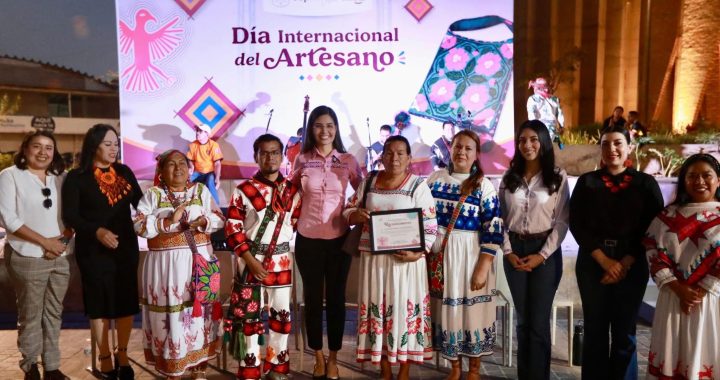 Geraldin Ponce Celebra a artesanas y artesanos en la explanada de la Ciudad de las Artes Indígenas de Nayarit.